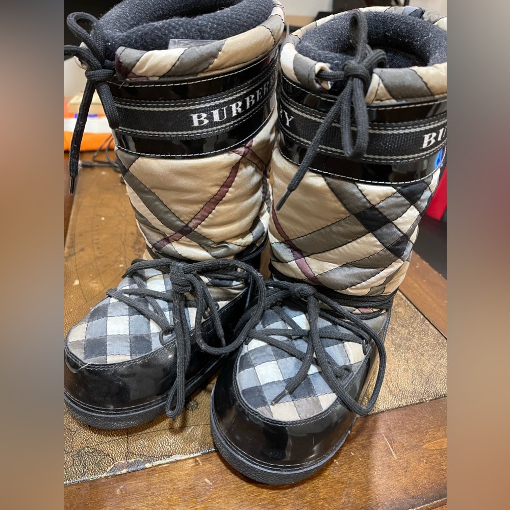 Burberry moon boots. Size 5/6.5 US